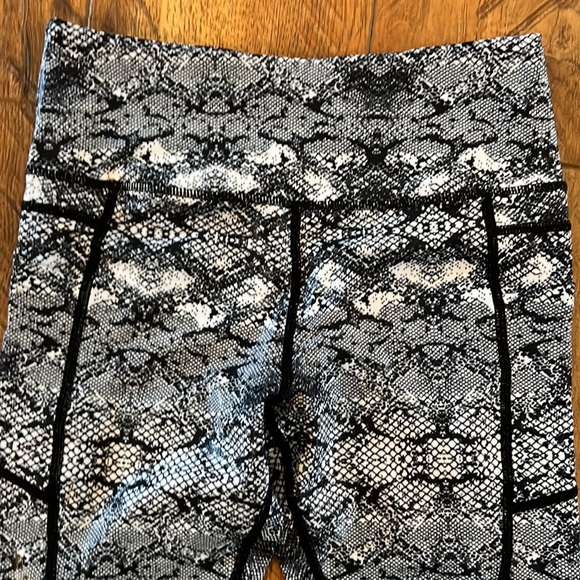 Zyia Active Cobra Metallic Pocket Light n Tight Hi-Rise Capri 6-8 - Picture 5 of 13